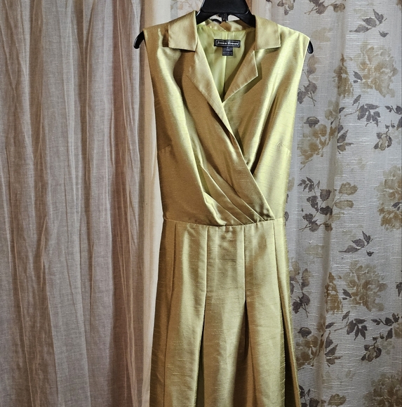 Jessica Howard Dresses & Skirts - Jessica Howard olive green, no sleeve dress with belt Only.